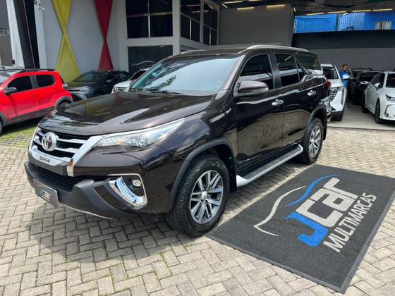 TOYOTA HILUX SW4 2.8 SRX 4X4 7 LUGARES 16V TURBO INTERCOOLER DIESEL 4P AUTOMÁTICO TOYOTA HILUX SW4 2.8 SRX 4X4 7 LUGARES 16V TURBO INTERCOOLER DIESEL 4P AUTOMÁTICO